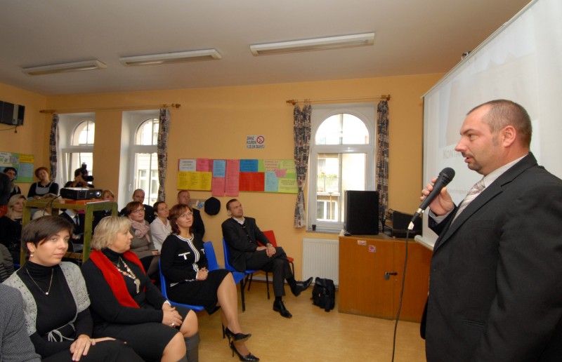 Dveře K-centra provozovaného Centrem protidrogové prevence a terapie, o.p.s. (CPPT) se 18. října 2011 otevřely veřejnosti. Zájemci se mohli blíže seznámit se službami, které jak pro osoby závislé na drogách, tak pro jejich blízké centrum poskytuje. Mezi tyto služby patří potravinový a hygienický servis, testování infekčních nemocí, krizová intervence, základní sociální a právní poradenství, ale i rodinné poradenství či výměna injekčního materiálu. Klienti mohou v případě nutnosti využít základního zdravotního ošetření.

Cílem akce bylo především odstranit mýty spojené s provozem podobných programů a upozornit na důležitost práce kontaktního centra, které nejenom pomáhá drogově závislým, ale jeho činnost může vést i k eliminaci zdravotních rizik vůči většinové společnosti či ochraně veřejného majetku.

„Činnost centra je nesmírně důležitá, díky ní se nám daří uživatele drog snadněji dostávat zpět do normálního života,“ uvedl Aleš Průša, vedoucí odboru bezpečnosti a prevence kriminality plzeňského magistrát