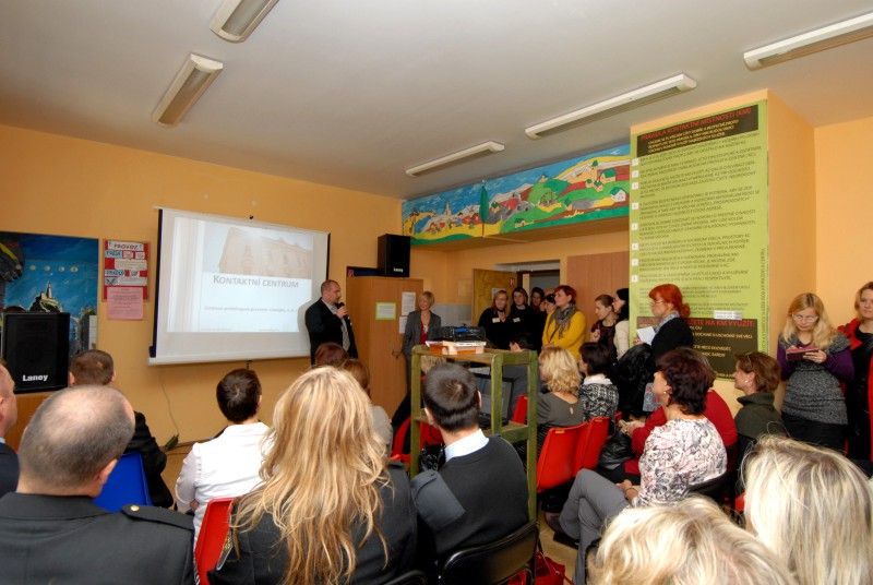 Dveře K-centra provozovaného Centrem protidrogové prevence a terapie, o.p.s. (CPPT) se 18. října 2011 otevřely veřejnosti. Zájemci se mohli blíže seznámit se službami, které jak pro osoby závislé na drogách, tak pro jejich blízké centrum poskytuje. Mezi tyto služby patří potravinový a hygienický servis, testování infekčních nemocí, krizová intervence, základní sociální a právní poradenství, ale i rodinné poradenství či výměna injekčního materiálu. Klienti mohou v případě nutnosti využít základního zdravotního ošetření.

Cílem akce bylo především odstranit mýty spojené s provozem podobných programů a upozornit na důležitost práce kontaktního centra, které nejenom pomáhá drogově závislým, ale jeho činnost může vést i k eliminaci zdravotních rizik vůči většinové společnosti či ochraně veřejného majetku.

„Činnost centra je nesmírně důležitá, díky ní se nám daří uživatele drog snadněji dostávat zpět do normálního života,“ uvedl Aleš Průša, vedoucí odboru bezpečnosti a prevence kriminality plzeňského magistrát