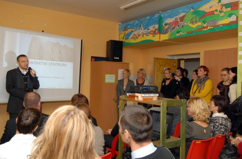 Dveře K-centra provozovaného Centrem protidrogové prevence a terapie, o.p.s. (CPPT) se 18. října 2011 otevřely veřejnosti. Zájemci se mohli blíže seznámit se službami, které jak pro osoby závislé na drogách, tak pro jejich blízké centrum poskytuje. Mezi tyto služby patří potravinový a hygienický servis, testování infekčních nemocí, krizová intervence, základní sociální a právní poradenství, ale i rodinné poradenství či výměna injekčního materiálu. Klienti mohou v případě nutnosti využít základního zdravotního ošetření.

Cílem akce bylo především odstranit mýty spojené s provozem podobných programů a upozornit na důležitost práce kontaktního centra, které nejenom pomáhá drogově závislým, ale jeho činnost může vést i k eliminaci zdravotních rizik vůči většinové společnosti či ochraně veřejného majetku.

„Činnost centra je nesmírně důležitá, díky ní se nám daří uživatele drog snadněji dostávat zpět do normálního života,“ uvedl Aleš Průša, vedoucí odboru bezpečnosti a prevence kriminality plzeňského magistrát