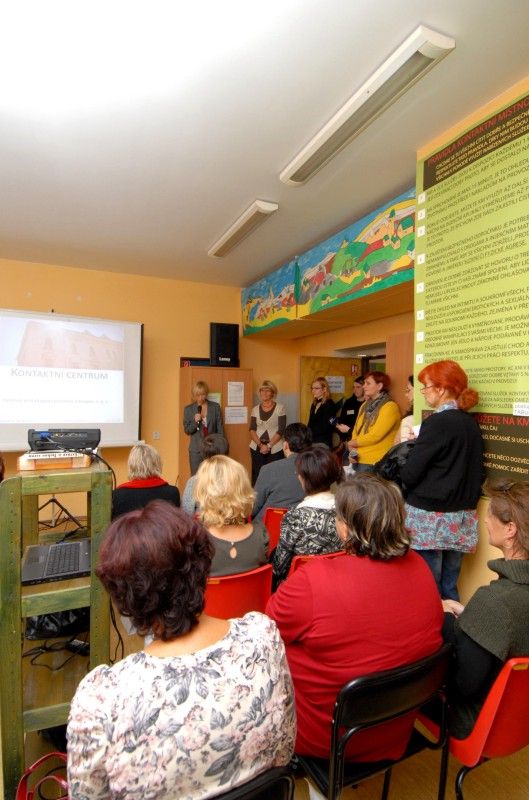 Dveře K-centra provozovaného Centrem protidrogové prevence a terapie, o.p.s. (CPPT) se 18. října 2011 otevřely veřejnosti. Zájemci se mohli blíže seznámit se službami, které jak pro osoby závislé na drogách, tak pro jejich blízké centrum poskytuje. Mezi tyto služby patří potravinový a hygienický servis, testování infekčních nemocí, krizová intervence, základní sociální a právní poradenství, ale i rodinné poradenství či výměna injekčního materiálu. Klienti mohou v případě nutnosti využít základního zdravotního ošetření.

Cílem akce bylo především odstranit mýty spojené s provozem podobných programů a upozornit na důležitost práce kontaktního centra, které nejenom pomáhá drogově závislým, ale jeho činnost může vést i k eliminaci zdravotních rizik vůči většinové společnosti či ochraně veřejného majetku.

„Činnost centra je nesmírně důležitá, díky ní se nám daří uživatele drog snadněji dostávat zpět do normálního života,“ uvedl Aleš Průša, vedoucí odboru bezpečnosti a prevence kriminality plzeňského magistrát