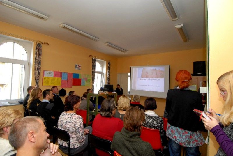 Dveře K-centra provozovaného Centrem protidrogové prevence a terapie, o.p.s. (CPPT) se 18. října 2011 otevřely veřejnosti. Zájemci se mohli blíže seznámit se službami, které jak pro osoby závislé na drogách, tak pro jejich blízké centrum poskytuje. Mezi tyto služby patří potravinový a hygienický servis, testování infekčních nemocí, krizová intervence, základní sociální a právní poradenství, ale i rodinné poradenství či výměna injekčního materiálu. Klienti mohou v případě nutnosti využít základního zdravotního ošetření.

Cílem akce bylo především odstranit mýty spojené s provozem podobných programů a upozornit na důležitost práce kontaktního centra, které nejenom pomáhá drogově závislým, ale jeho činnost může vést i k eliminaci zdravotních rizik vůči většinové společnosti či ochraně veřejného majetku.

„Činnost centra je nesmírně důležitá, díky ní se nám daří uživatele drog snadněji dostávat zpět do normálního života,“ uvedl Aleš Průša, vedoucí odboru bezpečnosti a prevence kriminality plzeňského magistrát