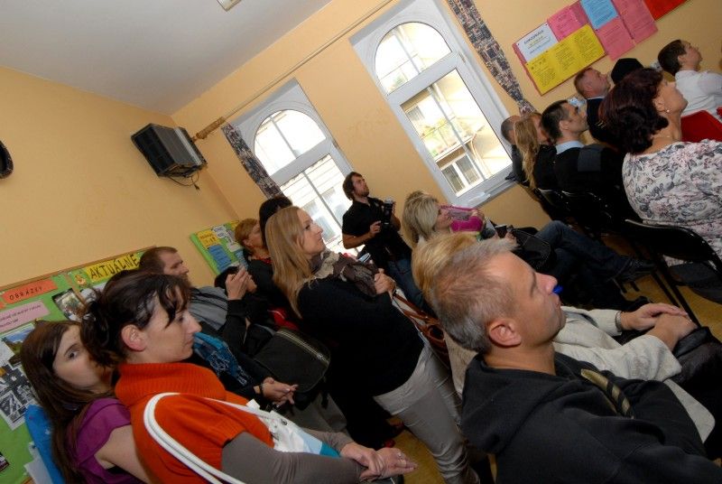 Dveře K-centra provozovaného Centrem protidrogové prevence a terapie, o.p.s. (CPPT) se 18. října 2011 otevřely veřejnosti. Zájemci se mohli blíže seznámit se službami, které jak pro osoby závislé na drogách, tak pro jejich blízké centrum poskytuje. Mezi tyto služby patří potravinový a hygienický servis, testování infekčních nemocí, krizová intervence, základní sociální a právní poradenství, ale i rodinné poradenství či výměna injekčního materiálu. Klienti mohou v případě nutnosti využít základního zdravotního ošetření.

Cílem akce bylo především odstranit mýty spojené s provozem podobných programů a upozornit na důležitost práce kontaktního centra, které nejenom pomáhá drogově závislým, ale jeho činnost může vést i k eliminaci zdravotních rizik vůči většinové společnosti či ochraně veřejného majetku.

„Činnost centra je nesmírně důležitá, díky ní se nám daří uživatele drog snadněji dostávat zpět do normálního života,“ uvedl Aleš Průša, vedoucí odboru bezpečnosti a prevence kriminality plzeňského magistrát