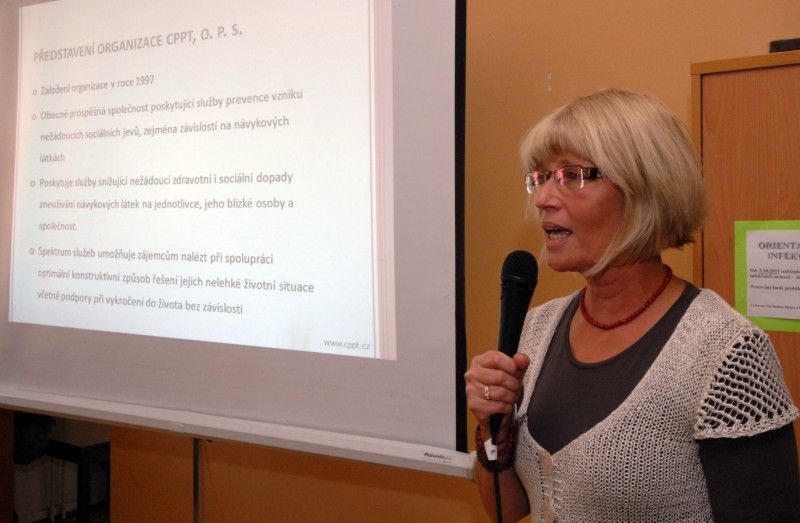 Dveře K-centra provozovaného Centrem protidrogové prevence a terapie, o.p.s. (CPPT) se 18. října 2011 otevřely veřejnosti. Zájemci se mohli blíže seznámit se službami, které jak pro osoby závislé na drogách, tak pro jejich blízké centrum poskytuje. Mezi tyto služby patří potravinový a hygienický servis, testování infekčních nemocí, krizová intervence, základní sociální a právní poradenství, ale i rodinné poradenství či výměna injekčního materiálu. Klienti mohou v případě nutnosti využít základního zdravotního ošetření.

Cílem akce bylo především odstranit mýty spojené s provozem podobných programů a upozornit na důležitost práce kontaktního centra, které nejenom pomáhá drogově závislým, ale jeho činnost může vést i k eliminaci zdravotních rizik vůči většinové společnosti či ochraně veřejného majetku.

„Činnost centra je nesmírně důležitá, díky ní se nám daří uživatele drog snadněji dostávat zpět do normálního života,“ uvedl Aleš Průša, vedoucí odboru bezpečnosti a prevence kriminality plzeňského magistrát