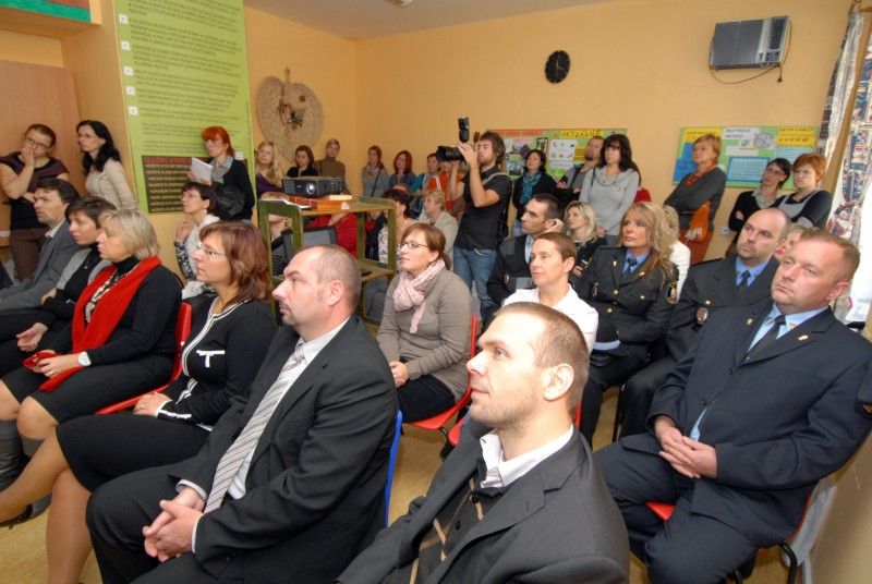 Dveře K-centra provozovaného Centrem protidrogové prevence a terapie, o.p.s. (CPPT) se 18. října 2011 otevřely veřejnosti. Zájemci se mohli blíže seznámit se službami, které jak pro osoby závislé na drogách, tak pro jejich blízké centrum poskytuje. Mezi tyto služby patří potravinový a hygienický servis, testování infekčních nemocí, krizová intervence, základní sociální a právní poradenství, ale i rodinné poradenství či výměna injekčního materiálu. Klienti mohou v případě nutnosti využít základního zdravotního ošetření.

Cílem akce bylo především odstranit mýty spojené s provozem podobných programů a upozornit na důležitost práce kontaktního centra, které nejenom pomáhá drogově závislým, ale jeho činnost může vést i k eliminaci zdravotních rizik vůči většinové společnosti či ochraně veřejného majetku.

„Činnost centra je nesmírně důležitá, díky ní se nám daří uživatele drog snadněji dostávat zpět do normálního života,“ uvedl Aleš Průša, vedoucí odboru bezpečnosti a prevence kriminality plzeňského magistrát