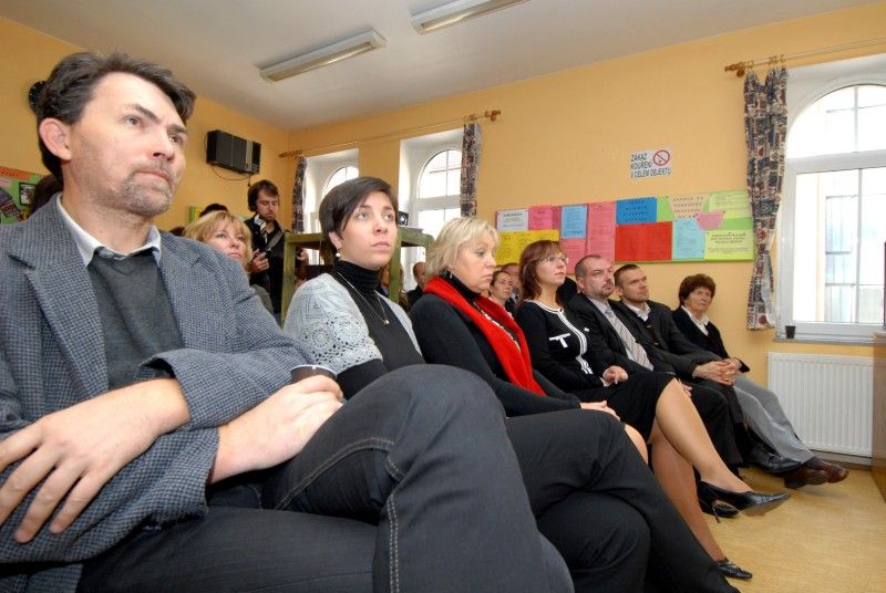 Dveře K-centra provozovaného Centrem protidrogové prevence a terapie, o.p.s. (CPPT) se 18. října 2011 otevřely veřejnosti. Zájemci se mohli blíže seznámit se službami, které jak pro osoby závislé na drogách, tak pro jejich blízké centrum poskytuje. Mezi tyto služby patří potravinový a hygienický servis, testování infekčních nemocí, krizová intervence, základní sociální a právní poradenství, ale i rodinné poradenství či výměna injekčního materiálu. Klienti mohou v případě nutnosti využít základního zdravotního ošetření.

Cílem akce bylo především odstranit mýty spojené s provozem podobných programů a upozornit na důležitost práce kontaktního centra, které nejenom pomáhá drogově závislým, ale jeho činnost může vést i k eliminaci zdravotních rizik vůči většinové společnosti či ochraně veřejného majetku.

„Činnost centra je nesmírně důležitá, díky ní se nám daří uživatele drog snadněji dostávat zpět do normálního života,“ uvedl Aleš Průša, vedoucí odboru bezpečnosti a prevence kriminality plzeňského magistrát