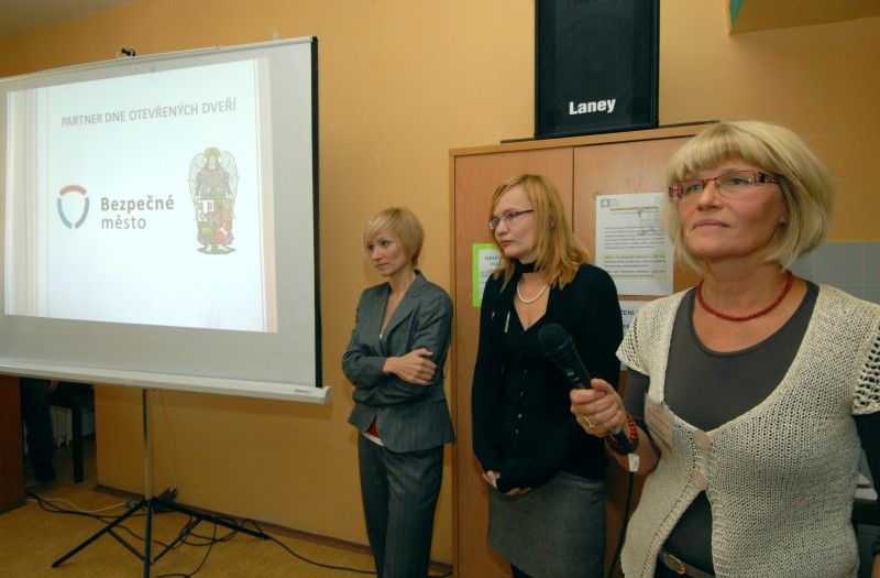 Dveře K-centra provozovaného Centrem protidrogové prevence a terapie, o.p.s. (CPPT) se 18. října 2011 otevřely veřejnosti. Zájemci se mohli blíže seznámit se službami, které jak pro osoby závislé na drogách, tak pro jejich blízké centrum poskytuje. Mezi tyto služby patří potravinový a hygienický servis, testování infekčních nemocí, krizová intervence, základní sociální a právní poradenství, ale i rodinné poradenství či výměna injekčního materiálu. Klienti mohou v případě nutnosti využít základního zdravotního ošetření.

Cílem akce bylo především odstranit mýty spojené s provozem podobných programů a upozornit na důležitost práce kontaktního centra, které nejenom pomáhá drogově závislým, ale jeho činnost může vést i k eliminaci zdravotních rizik vůči většinové společnosti či ochraně veřejného majetku.

„Činnost centra je nesmírně důležitá, díky ní se nám daří uživatele drog snadněji dostávat zpět do normálního života,“ uvedl Aleš Průša, vedoucí odboru bezpečnosti a prevence kriminality plzeňského magistrát