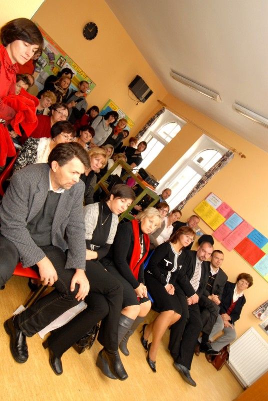 Dveře K-centra provozovaného Centrem protidrogové prevence a terapie, o.p.s. (CPPT) se 18. října 2011 otevřely veřejnosti. Zájemci se mohli blíže seznámit se službami, které jak pro osoby závislé na drogách, tak pro jejich blízké centrum poskytuje. Mezi tyto služby patří potravinový a hygienický servis, testování infekčních nemocí, krizová intervence, základní sociální a právní poradenství, ale i rodinné poradenství či výměna injekčního materiálu. Klienti mohou v případě nutnosti využít základního zdravotního ošetření.

Cílem akce bylo především odstranit mýty spojené s provozem podobných programů a upozornit na důležitost práce kontaktního centra, které nejenom pomáhá drogově závislým, ale jeho činnost může vést i k eliminaci zdravotních rizik vůči většinové společnosti či ochraně veřejného majetku.

„Činnost centra je nesmírně důležitá, díky ní se nám daří uživatele drog snadněji dostávat zpět do normálního života,“ uvedl Aleš Průša, vedoucí odboru bezpečnosti a prevence kriminality plzeňského magistrát