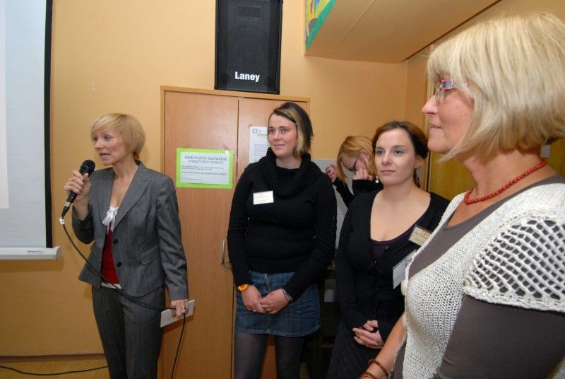 Dveře K-centra provozovaného Centrem protidrogové prevence a terapie, o.p.s. (CPPT) se 18. října 2011 otevřely veřejnosti. Zájemci se mohli blíže seznámit se službami, které jak pro osoby závislé na drogách, tak pro jejich blízké centrum poskytuje. Mezi tyto služby patří potravinový a hygienický servis, testování infekčních nemocí, krizová intervence, základní sociální a právní poradenství, ale i rodinné poradenství či výměna injekčního materiálu. Klienti mohou v případě nutnosti využít základního zdravotního ošetření.

Cílem akce bylo především odstranit mýty spojené s provozem podobných programů a upozornit na důležitost práce kontaktního centra, které nejenom pomáhá drogově závislým, ale jeho činnost může vést i k eliminaci zdravotních rizik vůči většinové společnosti či ochraně veřejného majetku.

„Činnost centra je nesmírně důležitá, díky ní se nám daří uživatele drog snadněji dostávat zpět do normálního života,“ uvedl Aleš Průša, vedoucí odboru bezpečnosti a prevence kriminality plzeňského magistrát