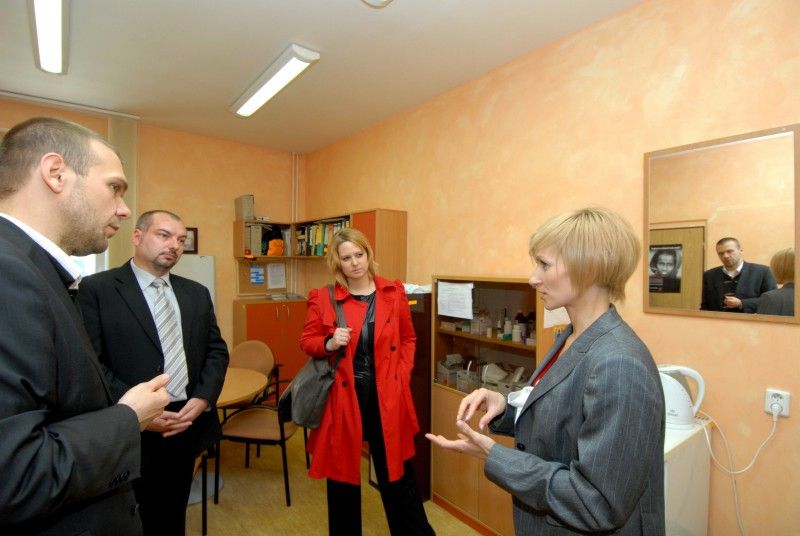 Dveře K-centra provozovaného Centrem protidrogové prevence a terapie, o.p.s. (CPPT) se 18. října 2011 otevřely veřejnosti. Zájemci se mohli blíže seznámit se službami, které jak pro osoby závislé na drogách, tak pro jejich blízké centrum poskytuje. Mezi tyto služby patří potravinový a hygienický servis, testování infekčních nemocí, krizová intervence, základní sociální a právní poradenství, ale i rodinné poradenství či výměna injekčního materiálu. Klienti mohou v případě nutnosti využít základního zdravotního ošetření.

Cílem akce bylo především odstranit mýty spojené s provozem podobných programů a upozornit na důležitost práce kontaktního centra, které nejenom pomáhá drogově závislým, ale jeho činnost může vést i k eliminaci zdravotních rizik vůči většinové společnosti či ochraně veřejného majetku.

„Činnost centra je nesmírně důležitá, díky ní se nám daří uživatele drog snadněji dostávat zpět do normálního života,“ uvedl Aleš Průša, vedoucí odboru bezpečnosti a prevence kriminality plzeňského magistrát