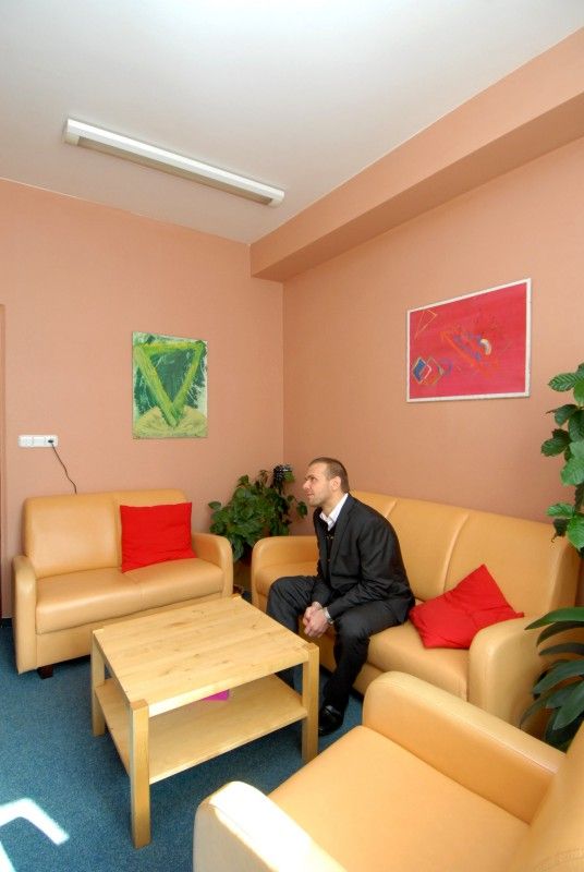 Dveře K-centra provozovaného Centrem protidrogové prevence a terapie, o.p.s. (CPPT) se 18. října 2011 otevřely veřejnosti. Zájemci se mohli blíže seznámit se službami, které jak pro osoby závislé na drogách, tak pro jejich blízké centrum poskytuje. Mezi tyto služby patří potravinový a hygienický servis, testování infekčních nemocí, krizová intervence, základní sociální a právní poradenství, ale i rodinné poradenství či výměna injekčního materiálu. Klienti mohou v případě nutnosti využít základního zdravotního ošetření.

Cílem akce bylo především odstranit mýty spojené s provozem podobných programů a upozornit na důležitost práce kontaktního centra, které nejenom pomáhá drogově závislým, ale jeho činnost může vést i k eliminaci zdravotních rizik vůči většinové společnosti či ochraně veřejného majetku.

„Činnost centra je nesmírně důležitá, díky ní se nám daří uživatele drog snadněji dostávat zpět do normálního života,“ uvedl Aleš Průša, vedoucí odboru bezpečnosti a prevence kriminality plzeňského magistrát