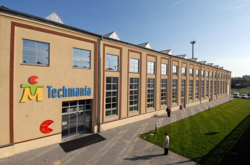 V plzeňském science centru Techmania se 18. října 2011 uskutečnilo symbolické slavnostní předání interaktivních tabulí devíti vybraným základním školám, které v rámci svého projektu „One world, many voices“ zaměřeného na podporu výuky jazyků darovali zástupci Americké obchodní komory v ČR. Po oficiálním slavnostním předání se uskutečnila diskuze na téma nekomerční spolupráce mezi školami a soukromým sektorem. Debatovalo se jak o vizi města v této oblasti, tak o tom, co soukromé firmy mohou školám nabídnout a také o tom, jaké potřeby v této oblasti spolupráce školy v současné době mají.

Slavnostní události se zúčastnili zástupci obdarovaných škol, zainteresovaných firem i zástupci magistrátu. Město v diskuzi reprezentovali primátor Martin Baxa a vedoucí odboru školství, mládeže a tělovýchovy Eva Prokopová. „Naše základní školy se stanou příjemci daru, který generuje soukromá sféra, což u nás za dvacet let od revoluce pořád není obvyklé,“ uvedl primátor.

Zároveň však v rámci diskuze upozornil na to, že je