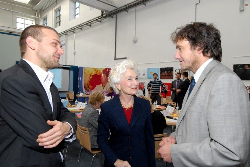 V plzeňském science centru Techmania se 18. října 2011 uskutečnilo symbolické slavnostní předání interaktivních tabulí devíti vybraným základním školám, které v rámci svého projektu „One world, many voices“ zaměřeného na podporu výuky jazyků darovali zástupci Americké obchodní komory v ČR. Po oficiálním slavnostním předání se uskutečnila diskuze na téma nekomerční spolupráce mezi školami a soukromým sektorem. Debatovalo se jak o vizi města v této oblasti, tak o tom, co soukromé firmy mohou školám nabídnout a také o tom, jaké potřeby v této oblasti spolupráce školy v současné době mají.

Slavnostní události se zúčastnili zástupci obdarovaných škol, zainteresovaných firem i zástupci magistrátu. Město v diskuzi reprezentovali primátor Martin Baxa a vedoucí odboru školství, mládeže a tělovýchovy Eva Prokopová. „Naše základní školy se stanou příjemci daru, který generuje soukromá sféra, což u nás za dvacet let od revoluce pořád není obvyklé,“ uvedl primátor.

Zároveň však v rámci diskuze upozornil na to, že je