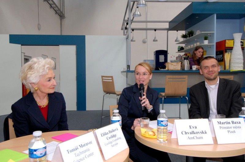 V plzeňském science centru Techmania se 18. října 2011 uskutečnilo symbolické slavnostní předání interaktivních tabulí devíti vybraným základním školám, které v rámci svého projektu „One world, many voices“ zaměřeného na podporu výuky jazyků darovali zástupci Americké obchodní komory v ČR. Po oficiálním slavnostním předání se uskutečnila diskuze na téma nekomerční spolupráce mezi školami a soukromým sektorem. Debatovalo se jak o vizi města v této oblasti, tak o tom, co soukromé firmy mohou školám nabídnout a také o tom, jaké potřeby v této oblasti spolupráce školy v současné době mají.

Slavnostní události se zúčastnili zástupci obdarovaných škol, zainteresovaných firem i zástupci magistrátu. Město v diskuzi reprezentovali primátor Martin Baxa a vedoucí odboru školství, mládeže a tělovýchovy Eva Prokopová. „Naše základní školy se stanou příjemci daru, který generuje soukromá sféra, což u nás za dvacet let od revoluce pořád není obvyklé,“ uvedl primátor.

Zároveň však v rámci diskuze upozornil na to, že je