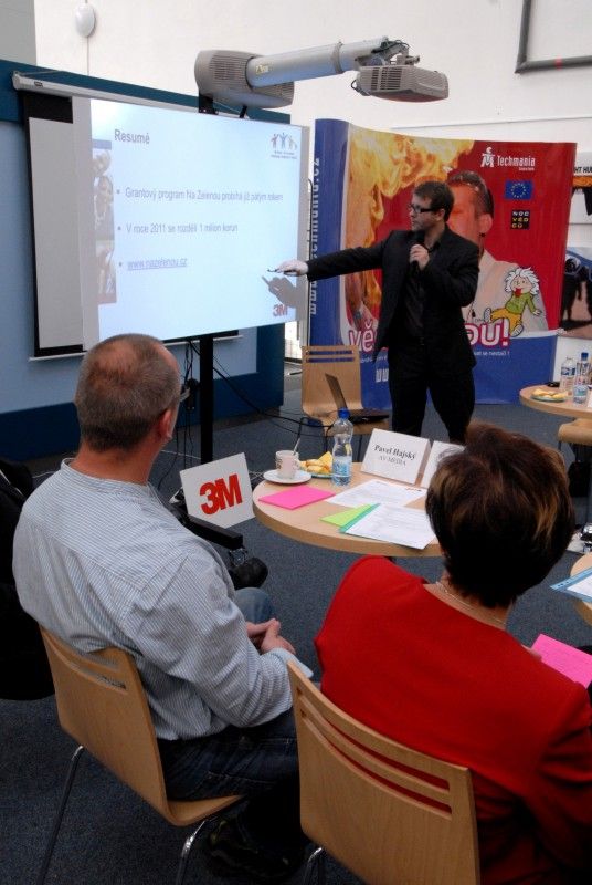 V plzeňském science centru Techmania se 18. října 2011 uskutečnilo symbolické slavnostní předání interaktivních tabulí devíti vybraným základním školám, které v rámci svého projektu „One world, many voices“ zaměřeného na podporu výuky jazyků darovali zástupci Americké obchodní komory v ČR. Po oficiálním slavnostním předání se uskutečnila diskuze na téma nekomerční spolupráce mezi školami a soukromým sektorem. Debatovalo se jak o vizi města v této oblasti, tak o tom, co soukromé firmy mohou školám nabídnout a také o tom, jaké potřeby v této oblasti spolupráce školy v současné době mají.

Slavnostní události se zúčastnili zástupci obdarovaných škol, zainteresovaných firem i zástupci magistrátu. Město v diskuzi reprezentovali primátor Martin Baxa a vedoucí odboru školství, mládeže a tělovýchovy Eva Prokopová. „Naše základní školy se stanou příjemci daru, který generuje soukromá sféra, což u nás za dvacet let od revoluce pořád není obvyklé,“ uvedl primátor.

Zároveň však v rámci diskuze upozornil na to, že je