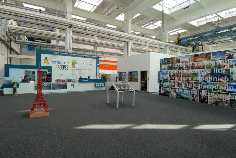 V plzeňském science centru Techmania se 18. října 2011 uskutečnilo symbolické slavnostní předání interaktivních tabulí devíti vybraným základním školám, které v rámci svého projektu „One world, many voices“ zaměřeného na podporu výuky jazyků darovali zástupci Americké obchodní komory v ČR. Po oficiálním slavnostním předání se uskutečnila diskuze na téma nekomerční spolupráce mezi školami a soukromým sektorem. Debatovalo se jak o vizi města v této oblasti, tak o tom, co soukromé firmy mohou školám nabídnout a také o tom, jaké potřeby v této oblasti spolupráce školy v současné době mají.

Slavnostní události se zúčastnili zástupci obdarovaných škol, zainteresovaných firem i zástupci magistrátu. Město v diskuzi reprezentovali primátor Martin Baxa a vedoucí odboru školství, mládeže a tělovýchovy Eva Prokopová. „Naše základní školy se stanou příjemci daru, který generuje soukromá sféra, což u nás za dvacet let od revoluce pořád není obvyklé,“ uvedl primátor.

Zároveň však v rámci diskuze upozornil na to, že je