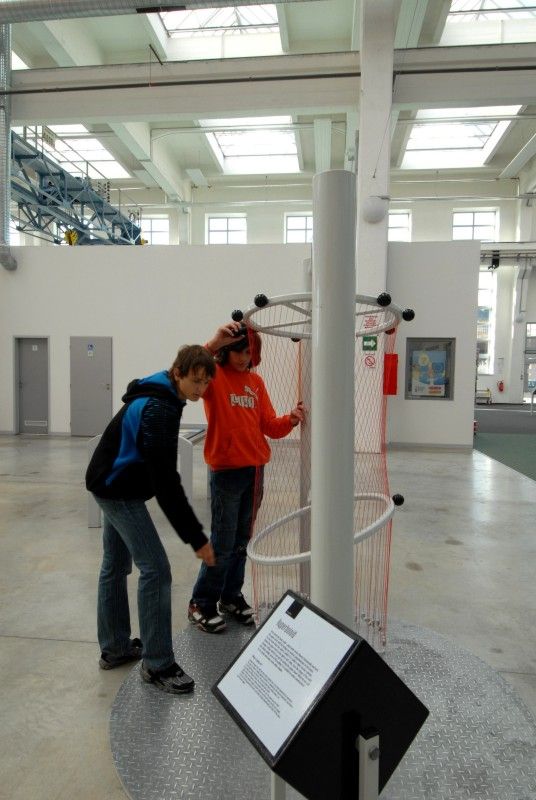 V plzeňském science centru Techmania se 18. října 2011 uskutečnilo symbolické slavnostní předání interaktivních tabulí devíti vybraným základním školám, které v rámci svého projektu „One world, many voices“ zaměřeného na podporu výuky jazyků darovali zástupci Americké obchodní komory v ČR. Po oficiálním slavnostním předání se uskutečnila diskuze na téma nekomerční spolupráce mezi školami a soukromým sektorem. Debatovalo se jak o vizi města v této oblasti, tak o tom, co soukromé firmy mohou školám nabídnout a také o tom, jaké potřeby v této oblasti spolupráce školy v současné době mají.

Slavnostní události se zúčastnili zástupci obdarovaných škol, zainteresovaných firem i zástupci magistrátu. Město v diskuzi reprezentovali primátor Martin Baxa a vedoucí odboru školství, mládeže a tělovýchovy Eva Prokopová. „Naše základní školy se stanou příjemci daru, který generuje soukromá sféra, což u nás za dvacet let od revoluce pořád není obvyklé,“ uvedl primátor.

Zároveň však v rámci diskuze upozornil na to, že je