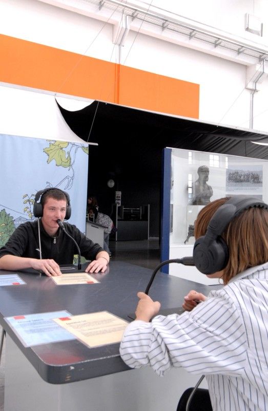 V plzeňském science centru Techmania se 18. října 2011 uskutečnilo symbolické slavnostní předání interaktivních tabulí devíti vybraným základním školám, které v rámci svého projektu „One world, many voices“ zaměřeného na podporu výuky jazyků darovali zástupci Americké obchodní komory v ČR. Po oficiálním slavnostním předání se uskutečnila diskuze na téma nekomerční spolupráce mezi školami a soukromým sektorem. Debatovalo se jak o vizi města v této oblasti, tak o tom, co soukromé firmy mohou školám nabídnout a také o tom, jaké potřeby v této oblasti spolupráce školy v současné době mají.

Slavnostní události se zúčastnili zástupci obdarovaných škol, zainteresovaných firem i zástupci magistrátu. Město v diskuzi reprezentovali primátor Martin Baxa a vedoucí odboru školství, mládeže a tělovýchovy Eva Prokopová. „Naše základní školy se stanou příjemci daru, který generuje soukromá sféra, což u nás za dvacet let od revoluce pořád není obvyklé,“ uvedl primátor.

Zároveň však v rámci diskuze upozornil na to, že je