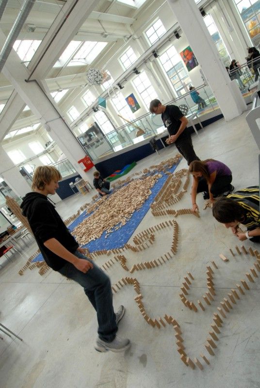 V plzeňském science centru Techmania se 18. října 2011 uskutečnilo symbolické slavnostní předání interaktivních tabulí devíti vybraným základním školám, které v rámci svého projektu „One world, many voices“ zaměřeného na podporu výuky jazyků darovali zástupci Americké obchodní komory v ČR. Po oficiálním slavnostním předání se uskutečnila diskuze na téma nekomerční spolupráce mezi školami a soukromým sektorem. Debatovalo se jak o vizi města v této oblasti, tak o tom, co soukromé firmy mohou školám nabídnout a také o tom, jaké potřeby v této oblasti spolupráce školy v současné době mají.

Slavnostní události se zúčastnili zástupci obdarovaných škol, zainteresovaných firem i zástupci magistrátu. Město v diskuzi reprezentovali primátor Martin Baxa a vedoucí odboru školství, mládeže a tělovýchovy Eva Prokopová. „Naše základní školy se stanou příjemci daru, který generuje soukromá sféra, což u nás za dvacet let od revoluce pořád není obvyklé,“ uvedl primátor.

Zároveň však v rámci diskuze upozornil na to, že je