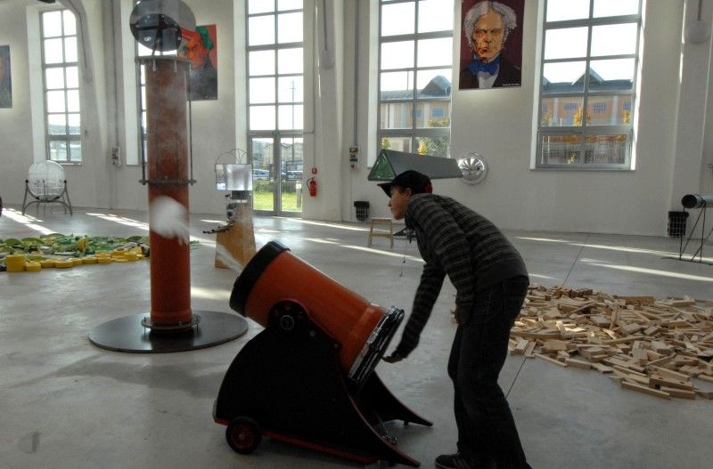 V plzeňském science centru Techmania se 18. října 2011 uskutečnilo symbolické slavnostní předání interaktivních tabulí devíti vybraným základním školám, které v rámci svého projektu „One world, many voices“ zaměřeného na podporu výuky jazyků darovali zástupci Americké obchodní komory v ČR. Po oficiálním slavnostním předání se uskutečnila diskuze na téma nekomerční spolupráce mezi školami a soukromým sektorem. Debatovalo se jak o vizi města v této oblasti, tak o tom, co soukromé firmy mohou školám nabídnout a také o tom, jaké potřeby v této oblasti spolupráce školy v současné době mají.

Slavnostní události se zúčastnili zástupci obdarovaných škol, zainteresovaných firem i zástupci magistrátu. Město v diskuzi reprezentovali primátor Martin Baxa a vedoucí odboru školství, mládeže a tělovýchovy Eva Prokopová. „Naše základní školy se stanou příjemci daru, který generuje soukromá sféra, což u nás za dvacet let od revoluce pořád není obvyklé,“ uvedl primátor.

Zároveň však v rámci diskuze upozornil na to, že je