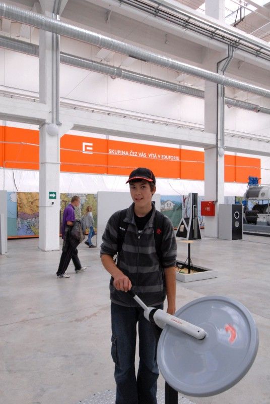 V plzeňském science centru Techmania se 18. října 2011 uskutečnilo symbolické slavnostní předání interaktivních tabulí devíti vybraným základním školám, které v rámci svého projektu „One world, many voices“ zaměřeného na podporu výuky jazyků darovali zástupci Americké obchodní komory v ČR. Po oficiálním slavnostním předání se uskutečnila diskuze na téma nekomerční spolupráce mezi školami a soukromým sektorem. Debatovalo se jak o vizi města v této oblasti, tak o tom, co soukromé firmy mohou školám nabídnout a také o tom, jaké potřeby v této oblasti spolupráce školy v současné době mají.

Slavnostní události se zúčastnili zástupci obdarovaných škol, zainteresovaných firem i zástupci magistrátu. Město v diskuzi reprezentovali primátor Martin Baxa a vedoucí odboru školství, mládeže a tělovýchovy Eva Prokopová. „Naše základní školy se stanou příjemci daru, který generuje soukromá sféra, což u nás za dvacet let od revoluce pořád není obvyklé,“ uvedl primátor.

Zároveň však v rámci diskuze upozornil na to, že je