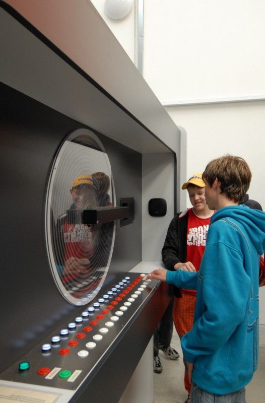 V plzeňském science centru Techmania se 18. října 2011 uskutečnilo symbolické slavnostní předání interaktivních tabulí devíti vybraným základním školám, které v rámci svého projektu „One world, many voices“ zaměřeného na podporu výuky jazyků darovali zástupci Americké obchodní komory v ČR. Po oficiálním slavnostním předání se uskutečnila diskuze na téma nekomerční spolupráce mezi školami a soukromým sektorem. Debatovalo se jak o vizi města v této oblasti, tak o tom, co soukromé firmy mohou školám nabídnout a také o tom, jaké potřeby v této oblasti spolupráce školy v současné době mají.

Slavnostní události se zúčastnili zástupci obdarovaných škol, zainteresovaných firem i zástupci magistrátu. Město v diskuzi reprezentovali primátor Martin Baxa a vedoucí odboru školství, mládeže a tělovýchovy Eva Prokopová. „Naše základní školy se stanou příjemci daru, který generuje soukromá sféra, což u nás za dvacet let od revoluce pořád není obvyklé,“ uvedl primátor.

Zároveň však v rámci diskuze upozornil na to, že je