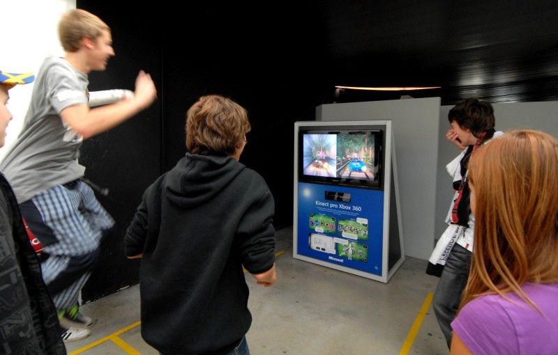 V plzeňském science centru Techmania se 18. října 2011 uskutečnilo symbolické slavnostní předání interaktivních tabulí devíti vybraným základním školám, které v rámci svého projektu „One world, many voices“ zaměřeného na podporu výuky jazyků darovali zástupci Americké obchodní komory v ČR. Po oficiálním slavnostním předání se uskutečnila diskuze na téma nekomerční spolupráce mezi školami a soukromým sektorem. Debatovalo se jak o vizi města v této oblasti, tak o tom, co soukromé firmy mohou školám nabídnout a také o tom, jaké potřeby v této oblasti spolupráce školy v současné době mají.

Slavnostní události se zúčastnili zástupci obdarovaných škol, zainteresovaných firem i zástupci magistrátu. Město v diskuzi reprezentovali primátor Martin Baxa a vedoucí odboru školství, mládeže a tělovýchovy Eva Prokopová. „Naše základní školy se stanou příjemci daru, který generuje soukromá sféra, což u nás za dvacet let od revoluce pořád není obvyklé,“ uvedl primátor.

Zároveň však v rámci diskuze upozornil na to, že je