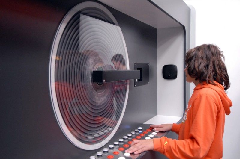 V plzeňském science centru Techmania se 18. října 2011 uskutečnilo symbolické slavnostní předání interaktivních tabulí devíti vybraným základním školám, které v rámci svého projektu „One world, many voices“ zaměřeného na podporu výuky jazyků darovali zástupci Americké obchodní komory v ČR. Po oficiálním slavnostním předání se uskutečnila diskuze na téma nekomerční spolupráce mezi školami a soukromým sektorem. Debatovalo se jak o vizi města v této oblasti, tak o tom, co soukromé firmy mohou školám nabídnout a také o tom, jaké potřeby v této oblasti spolupráce školy v současné době mají.

Slavnostní události se zúčastnili zástupci obdarovaných škol, zainteresovaných firem i zástupci magistrátu. Město v diskuzi reprezentovali primátor Martin Baxa a vedoucí odboru školství, mládeže a tělovýchovy Eva Prokopová. „Naše základní školy se stanou příjemci daru, který generuje soukromá sféra, což u nás za dvacet let od revoluce pořád není obvyklé,“ uvedl primátor.

Zároveň však v rámci diskuze upozornil na to, že je