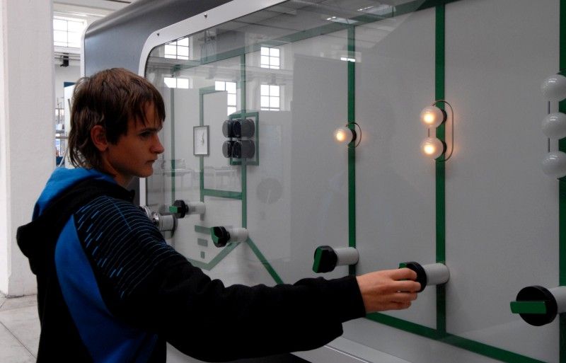 V plzeňském science centru Techmania se 18. října 2011 uskutečnilo symbolické slavnostní předání interaktivních tabulí devíti vybraným základním školám, které v rámci svého projektu „One world, many voices“ zaměřeného na podporu výuky jazyků darovali zástupci Americké obchodní komory v ČR. Po oficiálním slavnostním předání se uskutečnila diskuze na téma nekomerční spolupráce mezi školami a soukromým sektorem. Debatovalo se jak o vizi města v této oblasti, tak o tom, co soukromé firmy mohou školám nabídnout a také o tom, jaké potřeby v této oblasti spolupráce školy v současné době mají.

Slavnostní události se zúčastnili zástupci obdarovaných škol, zainteresovaných firem i zástupci magistrátu. Město v diskuzi reprezentovali primátor Martin Baxa a vedoucí odboru školství, mládeže a tělovýchovy Eva Prokopová. „Naše základní školy se stanou příjemci daru, který generuje soukromá sféra, což u nás za dvacet let od revoluce pořád není obvyklé,“ uvedl primátor.

Zároveň však v rámci diskuze upozornil na to, že je