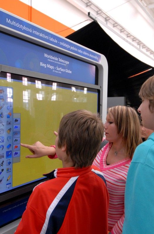 V plzeňském science centru Techmania se 18. října 2011 uskutečnilo symbolické slavnostní předání interaktivních tabulí devíti vybraným základním školám, které v rámci svého projektu „One world, many voices“ zaměřeného na podporu výuky jazyků darovali zástupci Americké obchodní komory v ČR. Po oficiálním slavnostním předání se uskutečnila diskuze na téma nekomerční spolupráce mezi školami a soukromým sektorem. Debatovalo se jak o vizi města v této oblasti, tak o tom, co soukromé firmy mohou školám nabídnout a také o tom, jaké potřeby v této oblasti spolupráce školy v současné době mají.

Slavnostní události se zúčastnili zástupci obdarovaných škol, zainteresovaných firem i zástupci magistrátu. Město v diskuzi reprezentovali primátor Martin Baxa a vedoucí odboru školství, mládeže a tělovýchovy Eva Prokopová. „Naše základní školy se stanou příjemci daru, který generuje soukromá sféra, což u nás za dvacet let od revoluce pořád není obvyklé,“ uvedl primátor.

Zároveň však v rámci diskuze upozornil na to, že je