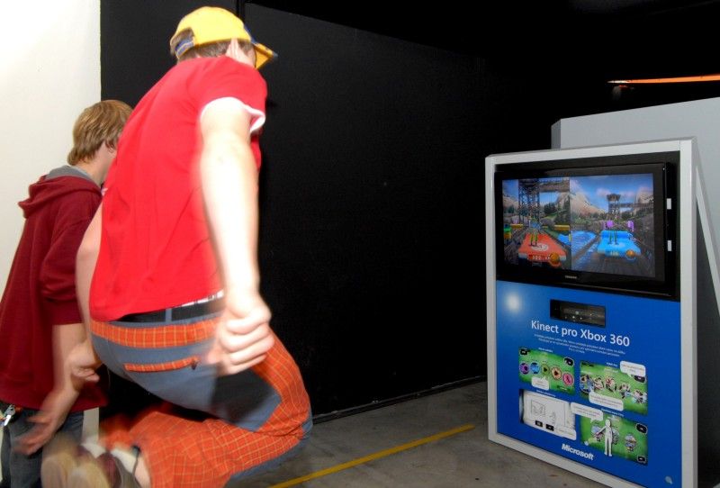 V plzeňském science centru Techmania se 18. října 2011 uskutečnilo symbolické slavnostní předání interaktivních tabulí devíti vybraným základním školám, které v rámci svého projektu „One world, many voices“ zaměřeného na podporu výuky jazyků darovali zástupci Americké obchodní komory v ČR. Po oficiálním slavnostním předání se uskutečnila diskuze na téma nekomerční spolupráce mezi školami a soukromým sektorem. Debatovalo se jak o vizi města v této oblasti, tak o tom, co soukromé firmy mohou školám nabídnout a také o tom, jaké potřeby v této oblasti spolupráce školy v současné době mají.

Slavnostní události se zúčastnili zástupci obdarovaných škol, zainteresovaných firem i zástupci magistrátu. Město v diskuzi reprezentovali primátor Martin Baxa a vedoucí odboru školství, mládeže a tělovýchovy Eva Prokopová. „Naše základní školy se stanou příjemci daru, který generuje soukromá sféra, což u nás za dvacet let od revoluce pořád není obvyklé,“ uvedl primátor.

Zároveň však v rámci diskuze upozornil na to, že je