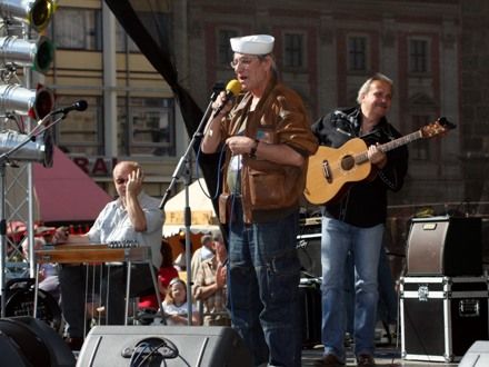 Koncerty - Na Slavnostech svobody 2009 vystoupily bezmála tři desítky kapel a hudebních seskupení, koncerty probíhaly na scénách na náměstí Republiky a v amfiteátru Plaza. Počasí se vydařilo a hudební produkce byla jako vždy vynikající, o čemž svědčila i plná hlediště.