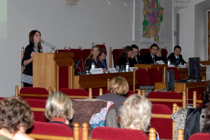 Jak z Plzně udělat atraktivní turistický cílO předsudcích, klišé a faktech v plzeňském cestovním ruchu se hovořilo na semináři, který zorganizoval odbor prezentace a marketingu plzeňského magistrátu na středeční odpoledne do sněmovního sálu plzeňské radnice. Seminář zahájila náměstkyně primátora Eva Herinková, kterou za řečnickým pultem vystřídali nejen pracovníci odboru prezentace a marketingu, ale i zástupci firmy DHV CR, spol. s r.o., jež pracují na aktualizaci dokumentu Potenciál města Plzně z pohledu cestovního ruchu. Účastníky seznámili s výstupy šetření mezi návštěvníky města a cestovními kancelářemi. Výsledky srovnávali s daty z roku 2006, kdy se dokument pořizoval. Na současné trendy a produkty cestovního ruchu upozornila Alžbeta Kiráĺová z Vysoké školy obchodní v Praze a o projektu Košice - Evropské hlavní město kultury 2013 přijel informovat manažer Peter Germuška.

V závěru představila připravovaný produkt kulturní turistiky Plzně s názvem Tramvají za památkami Kristina Štěpánová.