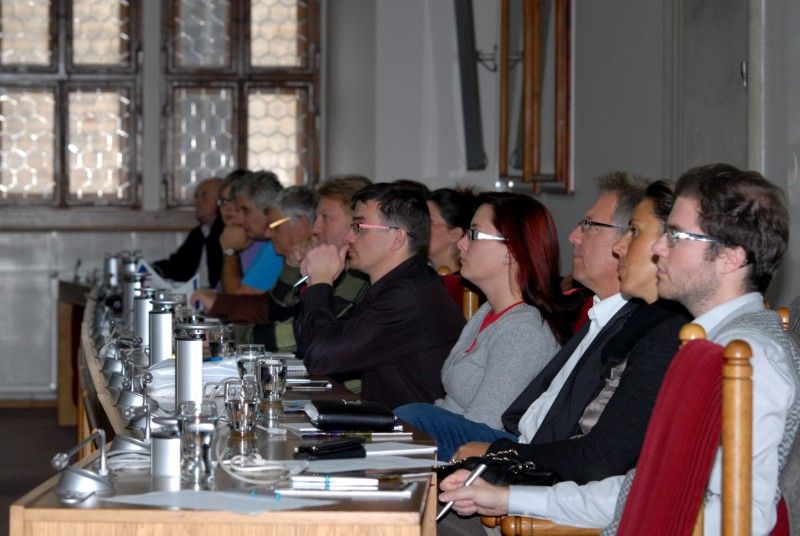 Jak z Plzně udělat atraktivní turistický cílO předsudcích, klišé a faktech v plzeňském cestovním ruchu se hovořilo na semináři, který zorganizoval odbor prezentace a marketingu plzeňského magistrátu na středeční odpoledne do sněmovního sálu plzeňské radnice. Seminář zahájila náměstkyně primátora Eva Herinková, kterou za řečnickým pultem vystřídali nejen pracovníci odboru prezentace a marketingu, ale i zástupci firmy DHV CR, spol. s r.o., jež pracují na aktualizaci dokumentu Potenciál města Plzně z pohledu cestovního ruchu. Účastníky seznámili s výstupy šetření mezi návštěvníky města a cestovními kancelářemi. Výsledky srovnávali s daty z roku 2006, kdy se dokument pořizoval. Na současné trendy a produkty cestovního ruchu upozornila Alžbeta Kiráĺová z Vysoké školy obchodní v Praze a o projektu Košice - Evropské hlavní město kultury 2013 přijel informovat manažer Peter Germuška.

V závěru představila připravovaný produkt kulturní turistiky Plzně s názvem Tramvají za památkami Kristina Štěpánová.