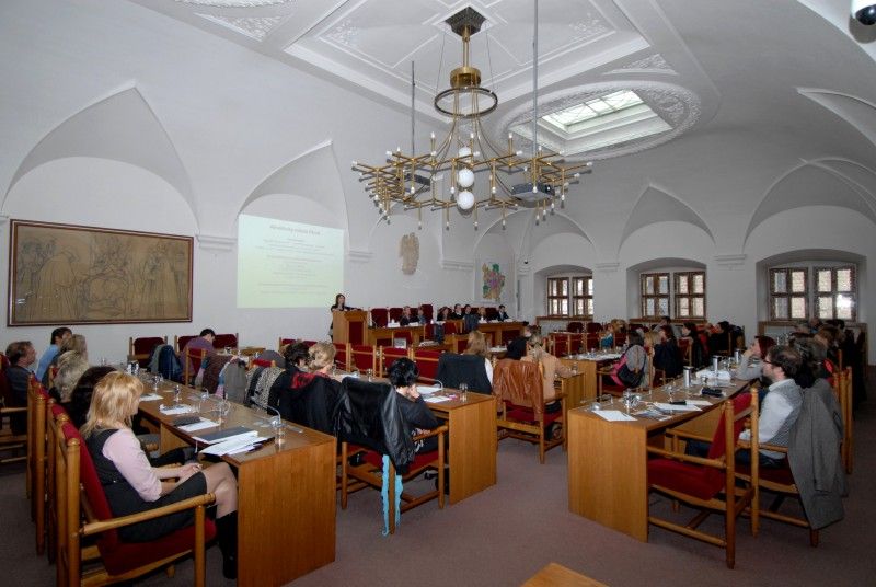 Jak z Plzně udělat atraktivní turistický cílO předsudcích, klišé a faktech v plzeňském cestovním ruchu se hovořilo na semináři, který zorganizoval odbor prezentace a marketingu plzeňského magistrátu na středeční odpoledne do sněmovního sálu plzeňské radnice. Seminář zahájila náměstkyně primátora Eva Herinková, kterou za řečnickým pultem vystřídali nejen pracovníci odboru prezentace a marketingu, ale i zástupci firmy DHV CR, spol. s r.o., jež pracují na aktualizaci dokumentu Potenciál města Plzně z pohledu cestovního ruchu. Účastníky seznámili s výstupy šetření mezi návštěvníky města a cestovními kancelářemi. Výsledky srovnávali s daty z roku 2006, kdy se dokument pořizoval. Na současné trendy a produkty cestovního ruchu upozornila Alžbeta Kiráĺová z Vysoké školy obchodní v Praze a o projektu Košice - Evropské hlavní město kultury 2013 přijel informovat manažer Peter Germuška.

V závěru představila připravovaný produkt kulturní turistiky Plzně s názvem Tramvají za památkami Kristina Štěpánová.