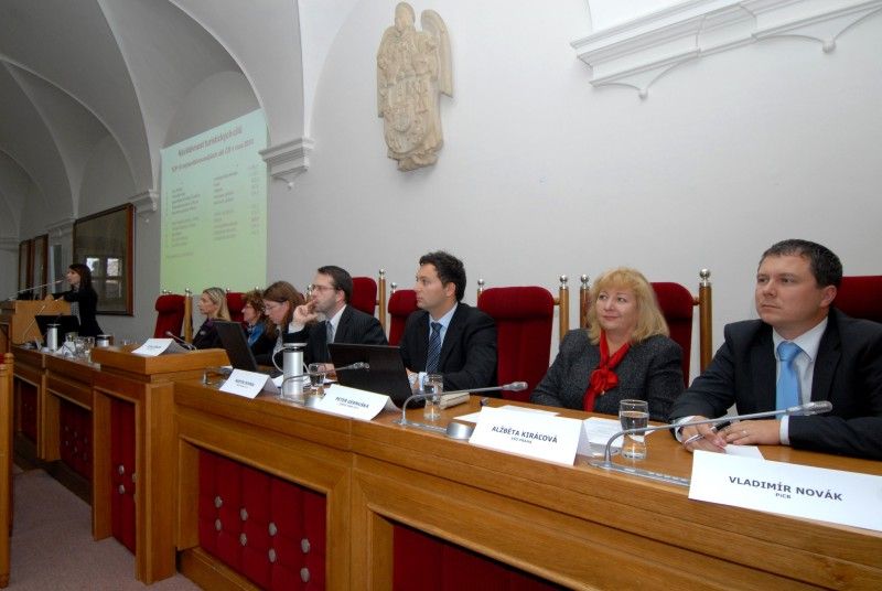 Jak z Plzně udělat atraktivní turistický cílO předsudcích, klišé a faktech v plzeňském cestovním ruchu se hovořilo na semináři, který zorganizoval odbor prezentace a marketingu plzeňského magistrátu na středeční odpoledne do sněmovního sálu plzeňské radnice. Seminář zahájila náměstkyně primátora Eva Herinková, kterou za řečnickým pultem vystřídali nejen pracovníci odboru prezentace a marketingu, ale i zástupci firmy DHV CR, spol. s r.o., jež pracují na aktualizaci dokumentu Potenciál města Plzně z pohledu cestovního ruchu. Účastníky seznámili s výstupy šetření mezi návštěvníky města a cestovními kancelářemi. Výsledky srovnávali s daty z roku 2006, kdy se dokument pořizoval. Na současné trendy a produkty cestovního ruchu upozornila Alžbeta Kiráĺová z Vysoké školy obchodní v Praze a o projektu Košice - Evropské hlavní město kultury 2013 přijel informovat manažer Peter Germuška.

V závěru představila připravovaný produkt kulturní turistiky Plzně s názvem Tramvají za památkami Kristina Štěpánová.