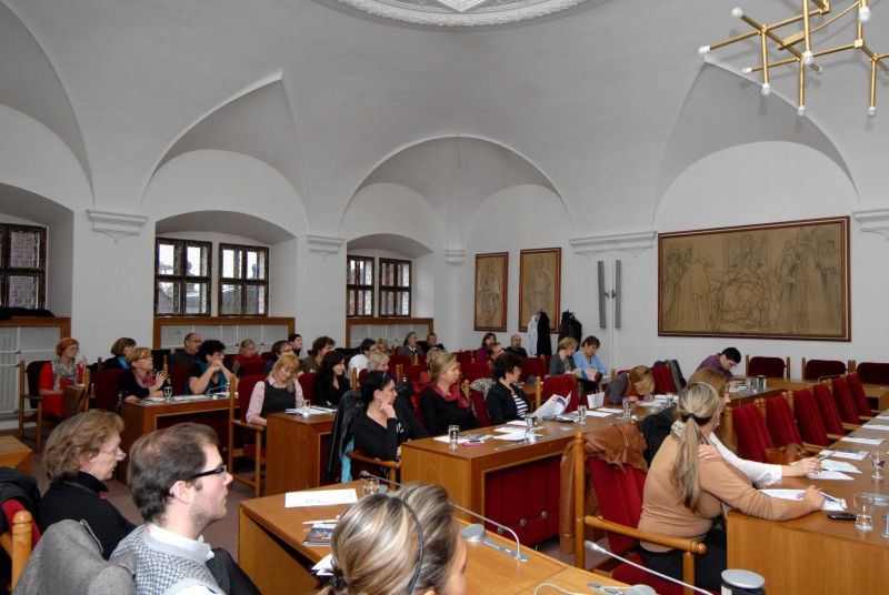 Jak z Plzně udělat atraktivní turistický cílO předsudcích, klišé a faktech v plzeňském cestovním ruchu se hovořilo na semináři, který zorganizoval odbor prezentace a marketingu plzeňského magistrátu na středeční odpoledne do sněmovního sálu plzeňské radnice. Seminář zahájila náměstkyně primátora Eva Herinková, kterou za řečnickým pultem vystřídali nejen pracovníci odboru prezentace a marketingu, ale i zástupci firmy DHV CR, spol. s r.o., jež pracují na aktualizaci dokumentu Potenciál města Plzně z pohledu cestovního ruchu. Účastníky seznámili s výstupy šetření mezi návštěvníky města a cestovními kancelářemi. Výsledky srovnávali s daty z roku 2006, kdy se dokument pořizoval. Na současné trendy a produkty cestovního ruchu upozornila Alžbeta Kiráĺová z Vysoké školy obchodní v Praze a o projektu Košice - Evropské hlavní město kultury 2013 přijel informovat manažer Peter Germuška.

V závěru představila připravovaný produkt kulturní turistiky Plzně s názvem Tramvají za památkami Kristina Štěpánová.