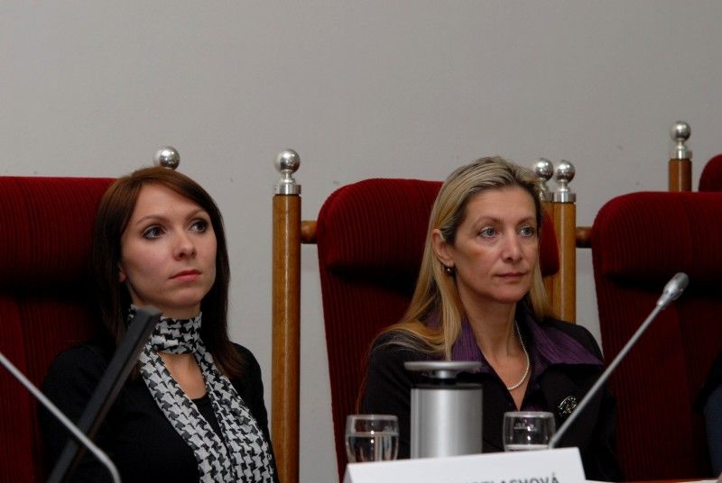 Jak z Plzně udělat atraktivní turistický cílO předsudcích, klišé a faktech v plzeňském cestovním ruchu se hovořilo na semináři, který zorganizoval odbor prezentace a marketingu plzeňského magistrátu na středeční odpoledne do sněmovního sálu plzeňské radnice. Seminář zahájila náměstkyně primátora Eva Herinková, kterou za řečnickým pultem vystřídali nejen pracovníci odboru prezentace a marketingu, ale i zástupci firmy DHV CR, spol. s r.o., jež pracují na aktualizaci dokumentu Potenciál města Plzně z pohledu cestovního ruchu. Účastníky seznámili s výstupy šetření mezi návštěvníky města a cestovními kancelářemi. Výsledky srovnávali s daty z roku 2006, kdy se dokument pořizoval. Na současné trendy a produkty cestovního ruchu upozornila Alžbeta Kiráĺová z Vysoké školy obchodní v Praze a o projektu Košice - Evropské hlavní město kultury 2013 přijel informovat manažer Peter Germuška.

V závěru představila připravovaný produkt kulturní turistiky Plzně s názvem Tramvají za památkami Kristina Štěpánová.