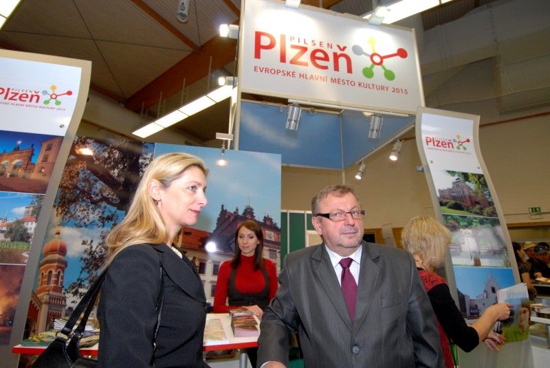 Kompletní informace z oblasti cestování a turistiky o různých zajímavých místech nejen Plzeňského kraje a České republiky, ale také některých zahraničích lokalitách získají návštěvníci sedmého ročníku veletrhu cestovního ruchu ITEP, který byl dnes dopoledne zahájen v prostorách Městské sportovní haly v Plzni na Slovanech. Expozice zde otevřelo více jak sto vystavovatelů.

Návštěvníkům jsou k dispozici nejen nabídky ubytování a rekreací, ale také mapy, cyklomapy, informační brožury a další materiály pro cestovatele. Pro veřejnost je připraven i bohatý doprovodný program včetně soutěží, hudebních vystoupení a ochutnávek piva a kulinářských specialit. Zajímavostí letošního ročníku budou odborné semináře a především delegace vystavovatelů z Indie.

Zahájení veletrhu, který potrvá do soboty 22. října, se zúčastnila náměstkyně pro kulturu a cestovní ruch Eva Herinková. Ta také na veletrhu převzala od společnosti HelpTour – Agenura pro rozvoj cestovního ruchu certifikát MAGNI - poděkování za podporu církevní tur