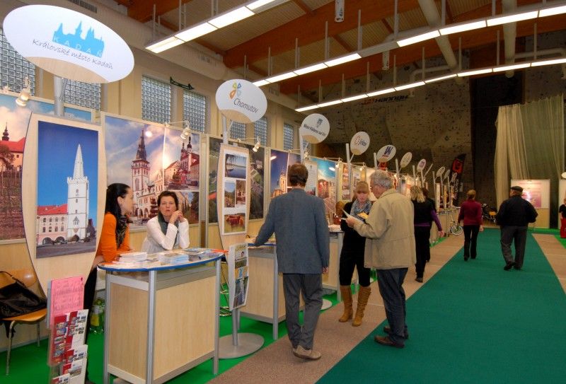 Kompletní informace z oblasti cestování a turistiky o různých zajímavých místech nejen Plzeňského kraje a České republiky, ale také některých zahraničích lokalitách získají návštěvníci sedmého ročníku veletrhu cestovního ruchu ITEP, který byl dnes dopoledne zahájen v prostorách Městské sportovní haly v Plzni na Slovanech. Expozice zde otevřelo více jak sto vystavovatelů.

Návštěvníkům jsou k dispozici nejen nabídky ubytování a rekreací, ale také mapy, cyklomapy, informační brožury a další materiály pro cestovatele. Pro veřejnost je připraven i bohatý doprovodný program včetně soutěží, hudebních vystoupení a ochutnávek piva a kulinářských specialit. Zajímavostí letošního ročníku budou odborné semináře a především delegace vystavovatelů z Indie.

Zahájení veletrhu, který potrvá do soboty 22. října, se zúčastnila náměstkyně pro kulturu a cestovní ruch Eva Herinková. Ta také na veletrhu převzala od společnosti HelpTour – Agenura pro rozvoj cestovního ruchu certifikát MAGNI - poděkování za podporu církevní tur