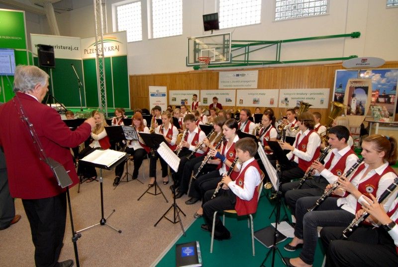 Kompletní informace z oblasti cestování a turistiky o různých zajímavých místech nejen Plzeňského kraje a České republiky, ale také některých zahraničích lokalitách získají návštěvníci sedmého ročníku veletrhu cestovního ruchu ITEP, který byl dnes dopoledne zahájen v prostorách Městské sportovní haly v Plzni na Slovanech. Expozice zde otevřelo více jak sto vystavovatelů.

Návštěvníkům jsou k dispozici nejen nabídky ubytování a rekreací, ale také mapy, cyklomapy, informační brožury a další materiály pro cestovatele. Pro veřejnost je připraven i bohatý doprovodný program včetně soutěží, hudebních vystoupení a ochutnávek piva a kulinářských specialit. Zajímavostí letošního ročníku budou odborné semináře a především delegace vystavovatelů z Indie.

Zahájení veletrhu, který potrvá do soboty 22. října, se zúčastnila náměstkyně pro kulturu a cestovní ruch Eva Herinková. Ta také na veletrhu převzala od společnosti HelpTour – Agenura pro rozvoj cestovního ruchu certifikát MAGNI - poděkování za podporu církevní tur