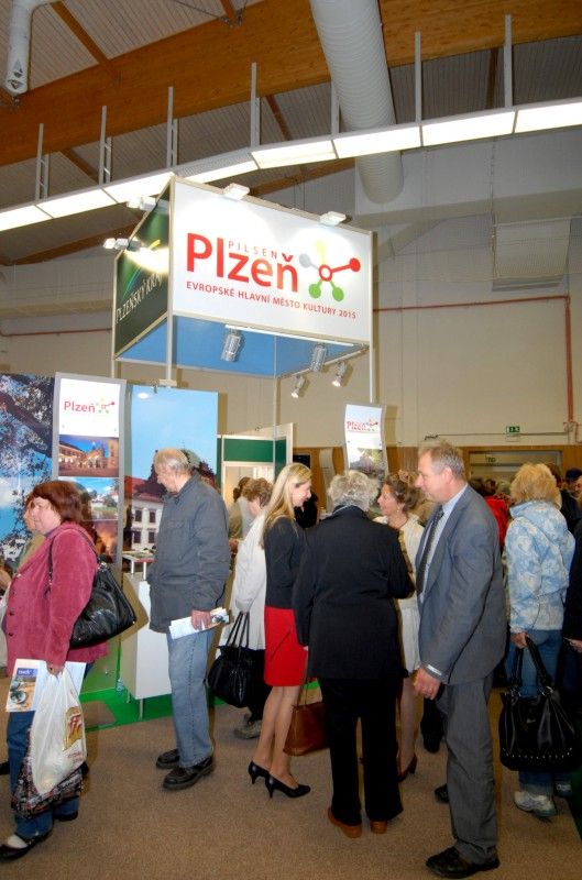 Kompletní informace z oblasti cestování a turistiky o různých zajímavých místech nejen Plzeňského kraje a České republiky, ale také některých zahraničích lokalitách získají návštěvníci sedmého ročníku veletrhu cestovního ruchu ITEP, který byl dnes dopoledne zahájen v prostorách Městské sportovní haly v Plzni na Slovanech. Expozice zde otevřelo více jak sto vystavovatelů.

Návštěvníkům jsou k dispozici nejen nabídky ubytování a rekreací, ale také mapy, cyklomapy, informační brožury a další materiály pro cestovatele. Pro veřejnost je připraven i bohatý doprovodný program včetně soutěží, hudebních vystoupení a ochutnávek piva a kulinářských specialit. Zajímavostí letošního ročníku budou odborné semináře a především delegace vystavovatelů z Indie.

Zahájení veletrhu, který potrvá do soboty 22. října, se zúčastnila náměstkyně pro kulturu a cestovní ruch Eva Herinková. Ta také na veletrhu převzala od společnosti HelpTour – Agenura pro rozvoj cestovního ruchu certifikát MAGNI - poděkování za podporu církevní tur