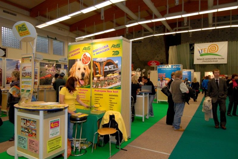 Kompletní informace z oblasti cestování a turistiky o různých zajímavých místech nejen Plzeňského kraje a České republiky, ale také některých zahraničích lokalitách získají návštěvníci sedmého ročníku veletrhu cestovního ruchu ITEP, který byl dnes dopoledne zahájen v prostorách Městské sportovní haly v Plzni na Slovanech. Expozice zde otevřelo více jak sto vystavovatelů.

Návštěvníkům jsou k dispozici nejen nabídky ubytování a rekreací, ale také mapy, cyklomapy, informační brožury a další materiály pro cestovatele. Pro veřejnost je připraven i bohatý doprovodný program včetně soutěží, hudebních vystoupení a ochutnávek piva a kulinářských specialit. Zajímavostí letošního ročníku budou odborné semináře a především delegace vystavovatelů z Indie.

Zahájení veletrhu, který potrvá do soboty 22. října, se zúčastnila náměstkyně pro kulturu a cestovní ruch Eva Herinková. Ta také na veletrhu převzala od společnosti HelpTour – Agenura pro rozvoj cestovního ruchu certifikát MAGNI - poděkování za podporu církevní tur