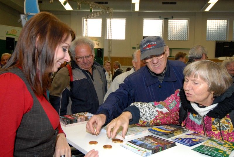 Kompletní informace z oblasti cestování a turistiky o různých zajímavých místech nejen Plzeňského kraje a České republiky, ale také některých zahraničích lokalitách získají návštěvníci sedmého ročníku veletrhu cestovního ruchu ITEP, který byl dnes dopoledne zahájen v prostorách Městské sportovní haly v Plzni na Slovanech. Expozice zde otevřelo více jak sto vystavovatelů.

Návštěvníkům jsou k dispozici nejen nabídky ubytování a rekreací, ale také mapy, cyklomapy, informační brožury a další materiály pro cestovatele. Pro veřejnost je připraven i bohatý doprovodný program včetně soutěží, hudebních vystoupení a ochutnávek piva a kulinářských specialit. Zajímavostí letošního ročníku budou odborné semináře a především delegace vystavovatelů z Indie.

Zahájení veletrhu, který potrvá do soboty 22. října, se zúčastnila náměstkyně pro kulturu a cestovní ruch Eva Herinková. Ta také na veletrhu převzala od společnosti HelpTour – Agenura pro rozvoj cestovního ruchu certifikát MAGNI - poděkování za podporu církevní tur