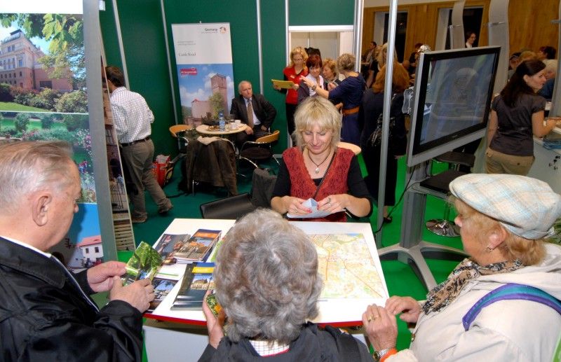 Kompletní informace z oblasti cestování a turistiky o různých zajímavých místech nejen Plzeňského kraje a České republiky, ale také některých zahraničích lokalitách získají návštěvníci sedmého ročníku veletrhu cestovního ruchu ITEP, který byl dnes dopoledne zahájen v prostorách Městské sportovní haly v Plzni na Slovanech. Expozice zde otevřelo více jak sto vystavovatelů.

Návštěvníkům jsou k dispozici nejen nabídky ubytování a rekreací, ale také mapy, cyklomapy, informační brožury a další materiály pro cestovatele. Pro veřejnost je připraven i bohatý doprovodný program včetně soutěží, hudebních vystoupení a ochutnávek piva a kulinářských specialit. Zajímavostí letošního ročníku budou odborné semináře a především delegace vystavovatelů z Indie.

Zahájení veletrhu, který potrvá do soboty 22. října, se zúčastnila náměstkyně pro kulturu a cestovní ruch Eva Herinková. Ta také na veletrhu převzala od společnosti HelpTour – Agenura pro rozvoj cestovního ruchu certifikát MAGNI - poděkování za podporu církevní tur