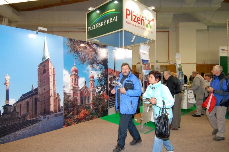 Kompletní informace z oblasti cestování a turistiky o různých zajímavých místech nejen Plzeňského kraje a České republiky, ale také některých zahraničích lokalitách získají návštěvníci sedmého ročníku veletrhu cestovního ruchu ITEP, který byl dnes dopoledne zahájen v prostorách Městské sportovní haly v Plzni na Slovanech. Expozice zde otevřelo více jak sto vystavovatelů.

Návštěvníkům jsou k dispozici nejen nabídky ubytování a rekreací, ale také mapy, cyklomapy, informační brožury a další materiály pro cestovatele. Pro veřejnost je připraven i bohatý doprovodný program včetně soutěží, hudebních vystoupení a ochutnávek piva a kulinářských specialit. Zajímavostí letošního ročníku budou odborné semináře a především delegace vystavovatelů z Indie.

Zahájení veletrhu, který potrvá do soboty 22. října, se zúčastnila náměstkyně pro kulturu a cestovní ruch Eva Herinková. Ta také na veletrhu převzala od společnosti HelpTour – Agenura pro rozvoj cestovního ruchu certifikát MAGNI - poděkování za podporu církevní tur
