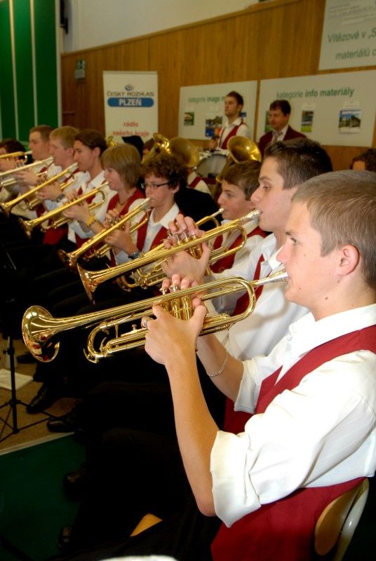 Kompletní informace z oblasti cestování a turistiky o různých zajímavých místech nejen Plzeňského kraje a České republiky, ale také některých zahraničích lokalitách získají návštěvníci sedmého ročníku veletrhu cestovního ruchu ITEP, který byl dnes dopoledne zahájen v prostorách Městské sportovní haly v Plzni na Slovanech. Expozice zde otevřelo více jak sto vystavovatelů.

Návštěvníkům jsou k dispozici nejen nabídky ubytování a rekreací, ale také mapy, cyklomapy, informační brožury a další materiály pro cestovatele. Pro veřejnost je připraven i bohatý doprovodný program včetně soutěží, hudebních vystoupení a ochutnávek piva a kulinářských specialit. Zajímavostí letošního ročníku budou odborné semináře a především delegace vystavovatelů z Indie.

Zahájení veletrhu, který potrvá do soboty 22. října, se zúčastnila náměstkyně pro kulturu a cestovní ruch Eva Herinková. Ta také na veletrhu převzala od společnosti HelpTour – Agenura pro rozvoj cestovního ruchu certifikát MAGNI - poděkování za podporu církevní tur