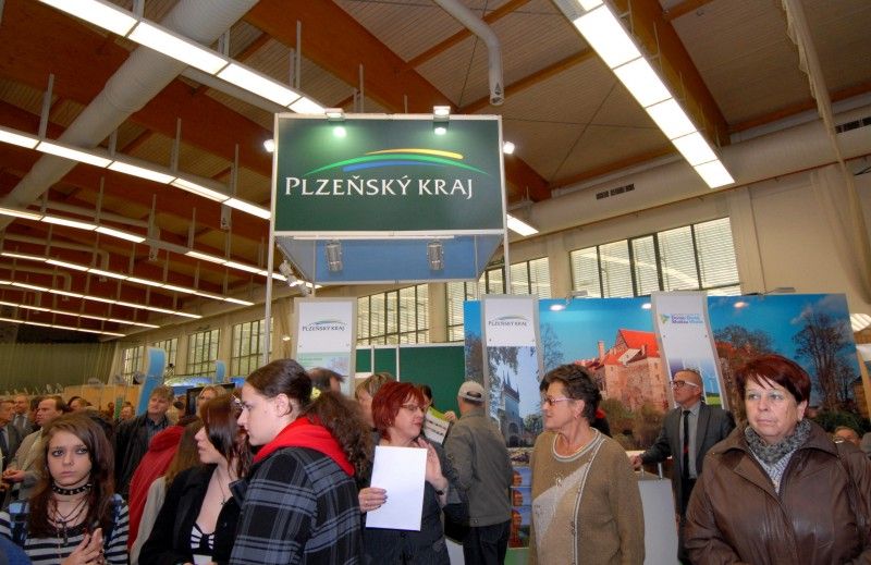 Kompletní informace z oblasti cestování a turistiky o různých zajímavých místech nejen Plzeňského kraje a České republiky, ale také některých zahraničích lokalitách získají návštěvníci sedmého ročníku veletrhu cestovního ruchu ITEP, který byl dnes dopoledne zahájen v prostorách Městské sportovní haly v Plzni na Slovanech. Expozice zde otevřelo více jak sto vystavovatelů.

Návštěvníkům jsou k dispozici nejen nabídky ubytování a rekreací, ale také mapy, cyklomapy, informační brožury a další materiály pro cestovatele. Pro veřejnost je připraven i bohatý doprovodný program včetně soutěží, hudebních vystoupení a ochutnávek piva a kulinářských specialit. Zajímavostí letošního ročníku budou odborné semináře a především delegace vystavovatelů z Indie.

Zahájení veletrhu, který potrvá do soboty 22. října, se zúčastnila náměstkyně pro kulturu a cestovní ruch Eva Herinková. Ta také na veletrhu převzala od společnosti HelpTour – Agenura pro rozvoj cestovního ruchu certifikát MAGNI - poděkování za podporu církevní tur