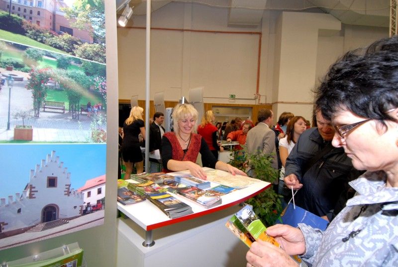 Kompletní informace z oblasti cestování a turistiky o různých zajímavých místech nejen Plzeňského kraje a České republiky, ale také některých zahraničích lokalitách získají návštěvníci sedmého ročníku veletrhu cestovního ruchu ITEP, který byl dnes dopoledne zahájen v prostorách Městské sportovní haly v Plzni na Slovanech. Expozice zde otevřelo více jak sto vystavovatelů.

Návštěvníkům jsou k dispozici nejen nabídky ubytování a rekreací, ale také mapy, cyklomapy, informační brožury a další materiály pro cestovatele. Pro veřejnost je připraven i bohatý doprovodný program včetně soutěží, hudebních vystoupení a ochutnávek piva a kulinářských specialit. Zajímavostí letošního ročníku budou odborné semináře a především delegace vystavovatelů z Indie.

Zahájení veletrhu, který potrvá do soboty 22. října, se zúčastnila náměstkyně pro kulturu a cestovní ruch Eva Herinková. Ta také na veletrhu převzala od společnosti HelpTour – Agenura pro rozvoj cestovního ruchu certifikát MAGNI - poděkování za podporu církevní tur