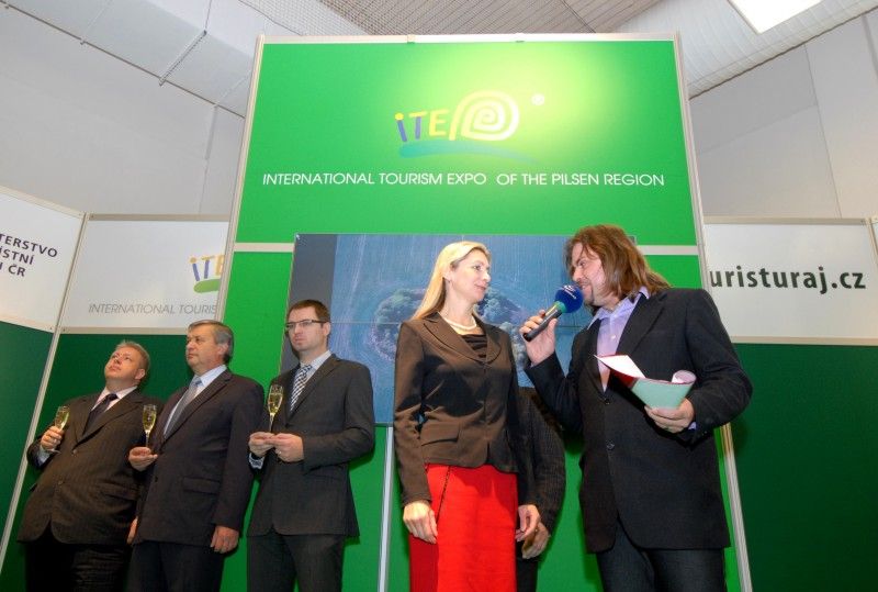 Kompletní informace z oblasti cestování a turistiky o různých zajímavých místech nejen Plzeňského kraje a České republiky, ale také některých zahraničích lokalitách získají návštěvníci sedmého ročníku veletrhu cestovního ruchu ITEP, který byl dnes dopoledne zahájen v prostorách Městské sportovní haly v Plzni na Slovanech. Expozice zde otevřelo více jak sto vystavovatelů.

Návštěvníkům jsou k dispozici nejen nabídky ubytování a rekreací, ale také mapy, cyklomapy, informační brožury a další materiály pro cestovatele. Pro veřejnost je připraven i bohatý doprovodný program včetně soutěží, hudebních vystoupení a ochutnávek piva a kulinářských specialit. Zajímavostí letošního ročníku budou odborné semináře a především delegace vystavovatelů z Indie.

Zahájení veletrhu, který potrvá do soboty 22. října, se zúčastnila náměstkyně pro kulturu a cestovní ruch Eva Herinková. Ta také na veletrhu převzala od společnosti HelpTour – Agenura pro rozvoj cestovního ruchu certifikát MAGNI - poděkování za podporu církevní tur