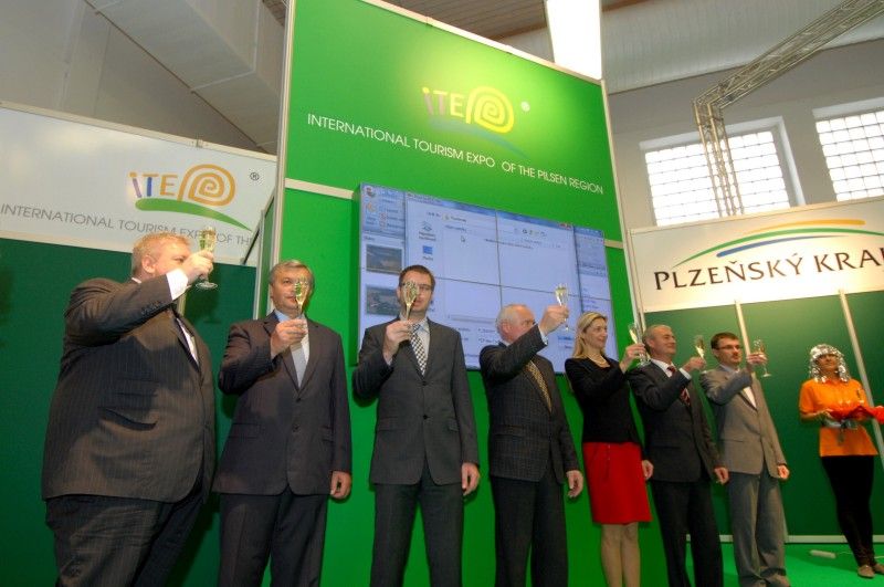 Kompletní informace z oblasti cestování a turistiky o různých zajímavých místech nejen Plzeňského kraje a České republiky, ale také některých zahraničích lokalitách získají návštěvníci sedmého ročníku veletrhu cestovního ruchu ITEP, který byl dnes dopoledne zahájen v prostorách Městské sportovní haly v Plzni na Slovanech. Expozice zde otevřelo více jak sto vystavovatelů.

Návštěvníkům jsou k dispozici nejen nabídky ubytování a rekreací, ale také mapy, cyklomapy, informační brožury a další materiály pro cestovatele. Pro veřejnost je připraven i bohatý doprovodný program včetně soutěží, hudebních vystoupení a ochutnávek piva a kulinářských specialit. Zajímavostí letošního ročníku budou odborné semináře a především delegace vystavovatelů z Indie.

Zahájení veletrhu, který potrvá do soboty 22. října, se zúčastnila náměstkyně pro kulturu a cestovní ruch Eva Herinková. Ta také na veletrhu převzala od společnosti HelpTour – Agenura pro rozvoj cestovního ruchu certifikát MAGNI - poděkování za podporu církevní tur